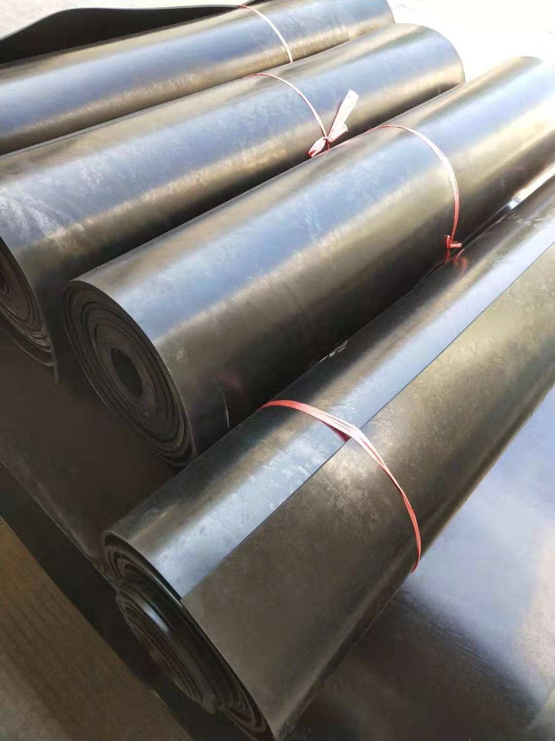 丁腈橡膠板：是由丁二烯和丙烯腈經(jīng)乳液聚合法制得的，丁腈橡膠主要采用低溫乳液聚合法生產(chǎn)。
